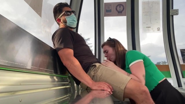 Дарит  его члену слюнявый глубокий минет