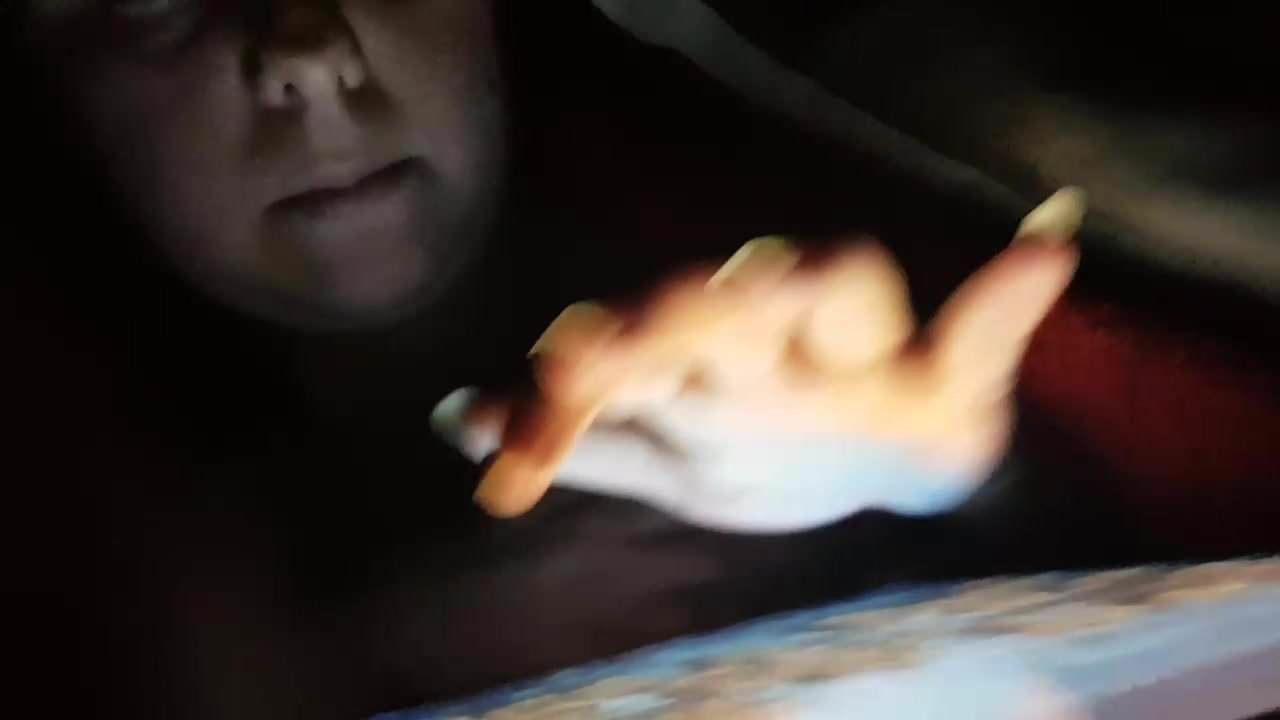 Сучка дрочит и сосет хуй и играет на планшете, домашняя любительская съемка