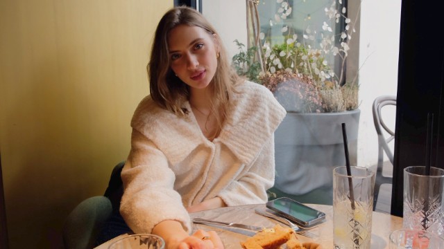 Дает  девушке сосать хуй и отлично  ебенит