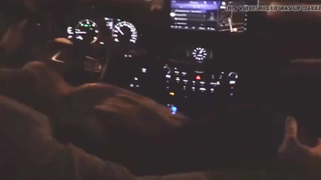 Русская  блондинка сосет у парня пока тот ведет авто