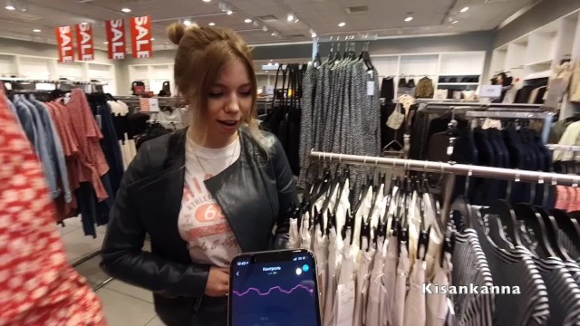 Русская изменщица сосет в  примерочной