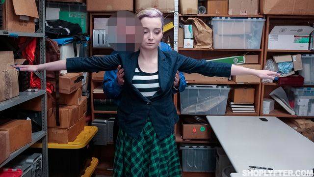 Похотливый начальник совратил свою новую сексапильную сотрудницу