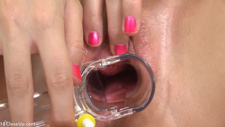 Тера (Tera) возбуждает себя своими пальчиками