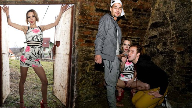 Пацан долбит бабу и ее парня