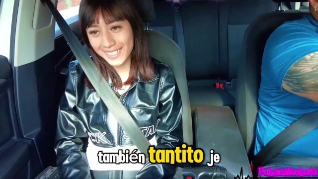 В машине милашка взяла член в ротик