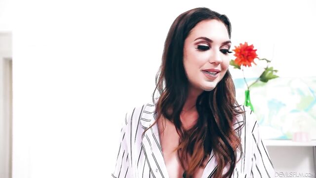 Бисексуалы ебутся втроем, роскошная телка и пацаны