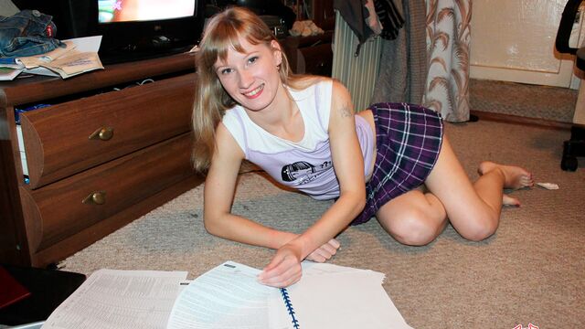 Молоденькая  девушка Соня (Sonja) не против любительской  ебли