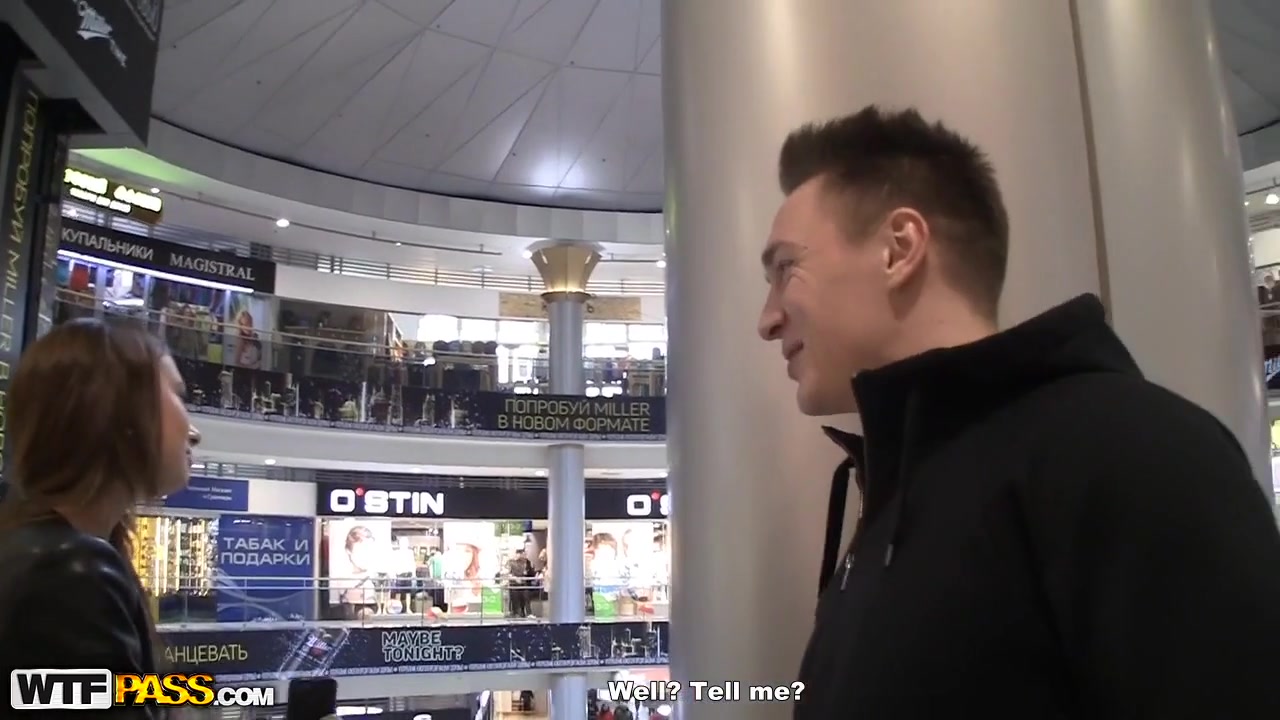 Прямо в магазине русскую девушку развели на секс два пикапера