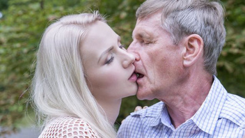 Старик на свежем воздухе трахает молодое тело – ебля девки шлюхи и старого члена