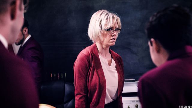 Студенты ебут училку и кормят ее спермой