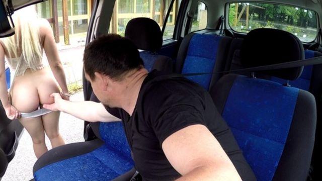 Жена дала своему мужу и получила сказочное наслаждение от страстного секса на заднем сидении авто