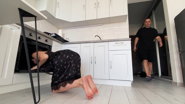 Помогает соседке и мощно ее трахает