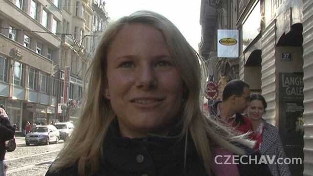 Снимает  девку и дерет ее в  лифте