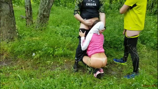 Втроем в лесу с брюнеткой велосипедисткой