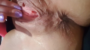 Вздрочнула сочную киску со сквиртом очень крупным планом