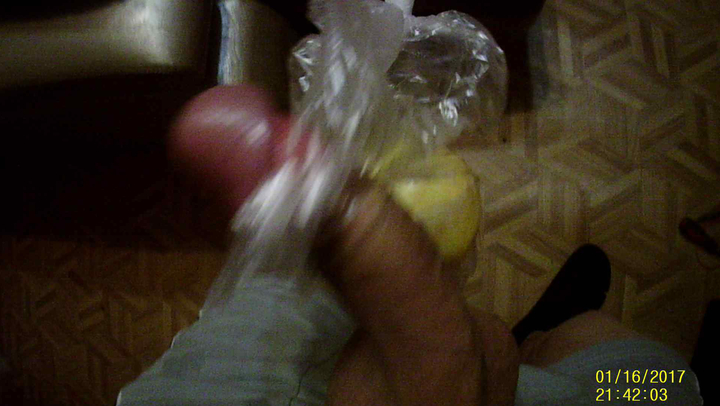 Поднимаю членом яблоко