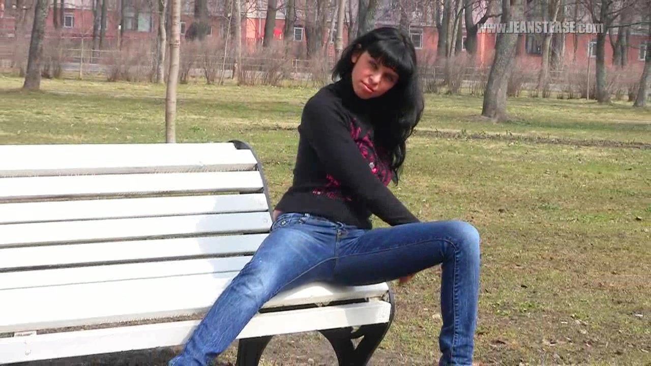 Кира на публике в джинсах 1