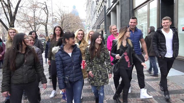Толпа ненасытных красоток охотятся на улице на согласных на оргию мужчин