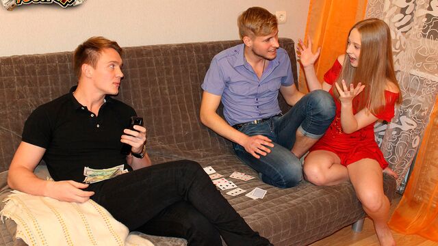 Хорошенько дерет телочку друга
